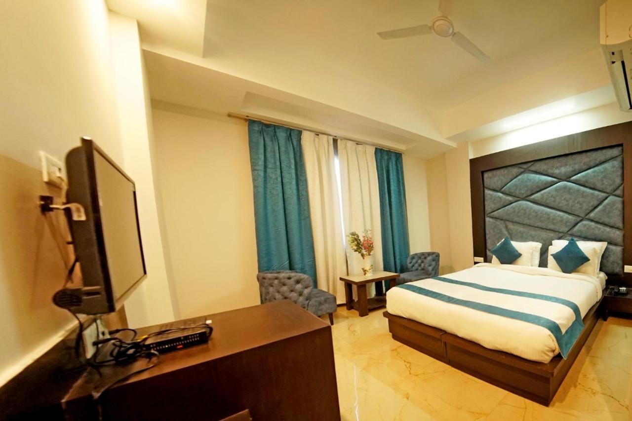 Hotel Crimson Palace Agra  Kültér fotó