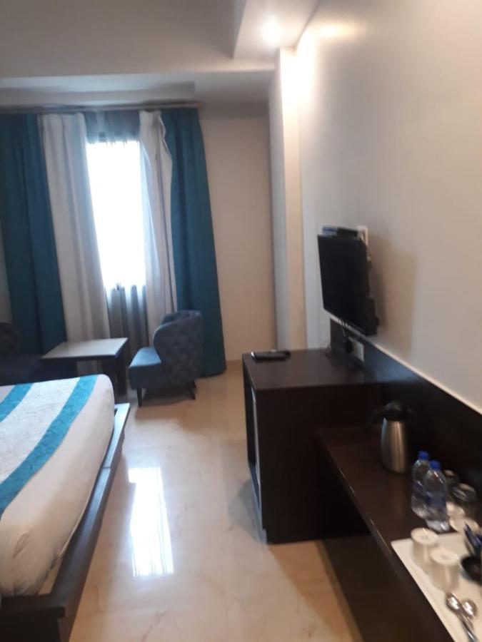 Hotel Crimson Palace Agra  Kültér fotó
