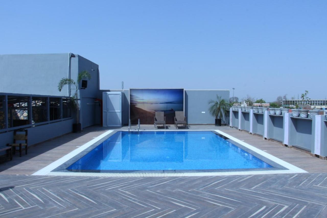 Hotel Crimson Palace Agra  Kültér fotó