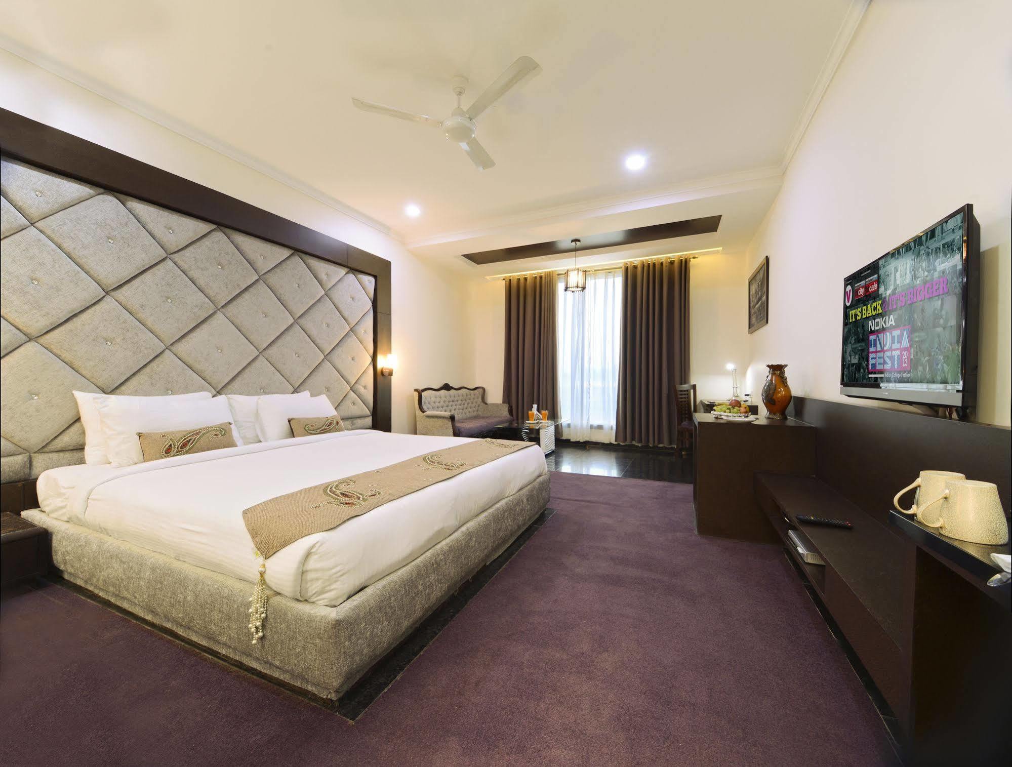 Hotel Crimson Palace Agra  Kültér fotó