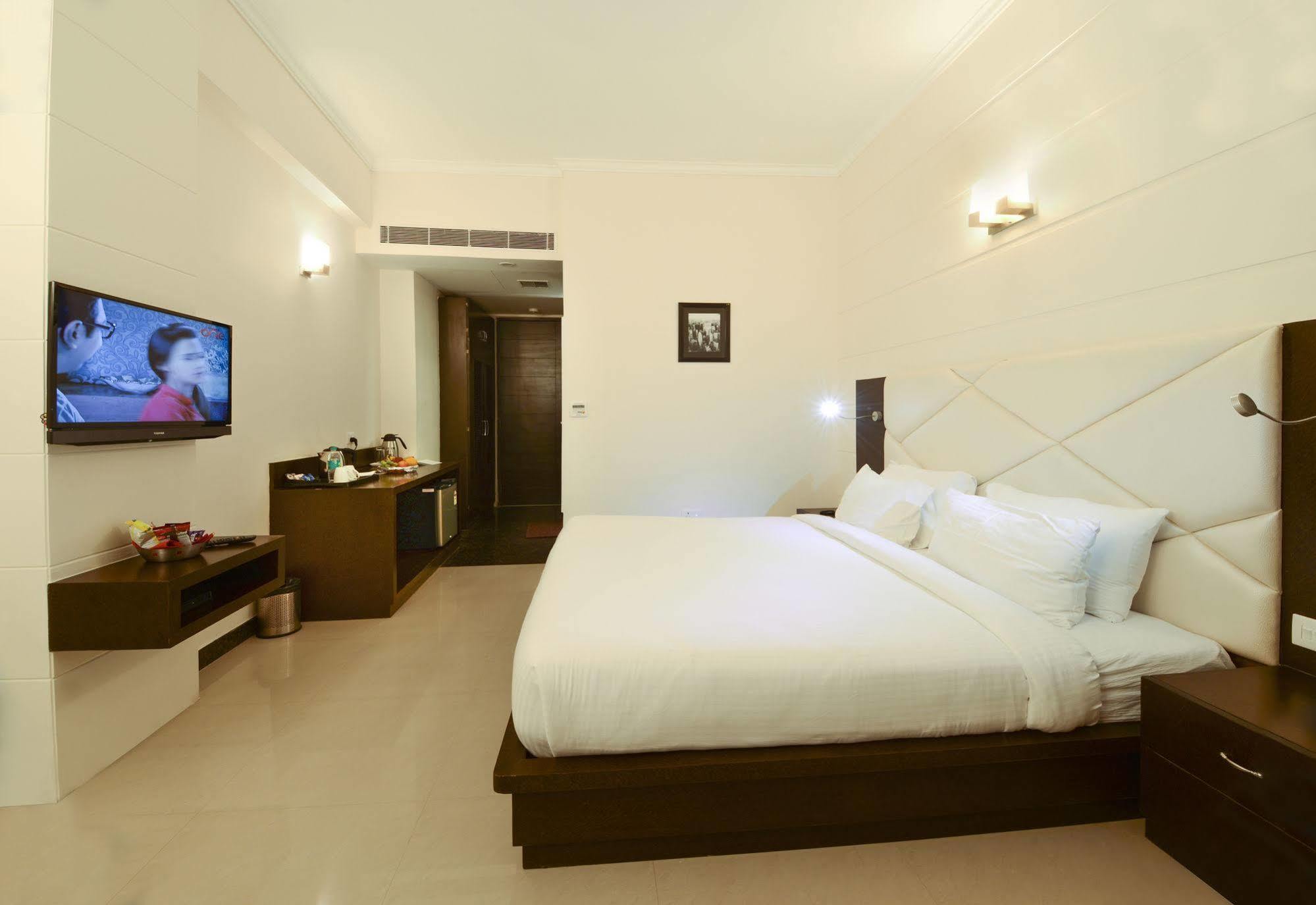 Hotel Crimson Palace Agra  Kültér fotó