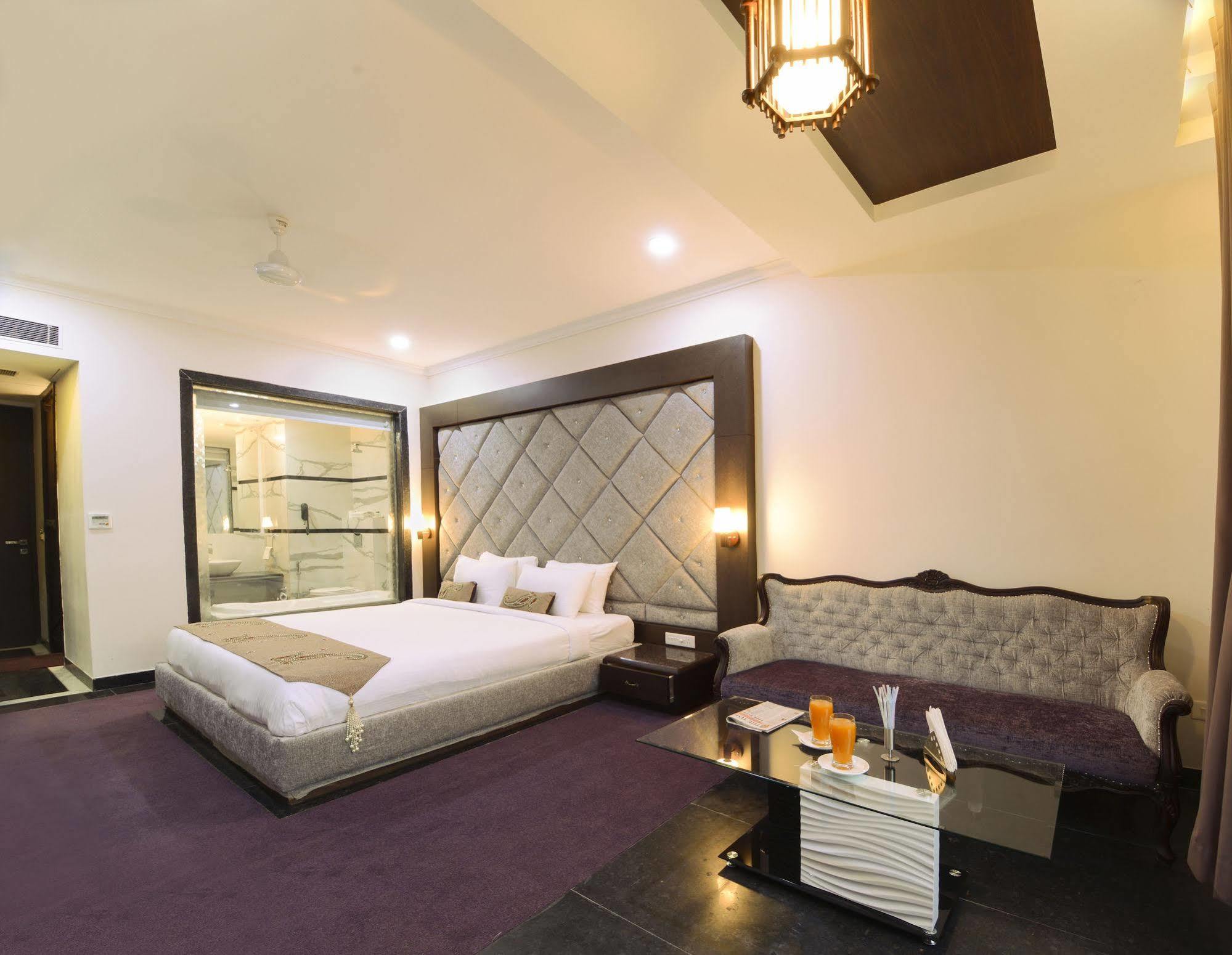 Hotel Crimson Palace Agra  Kültér fotó