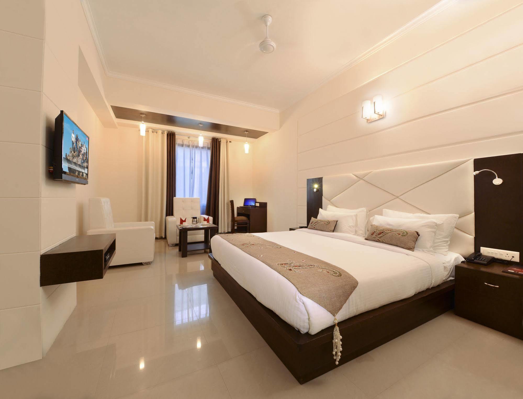 Hotel Crimson Palace Agra  Kültér fotó