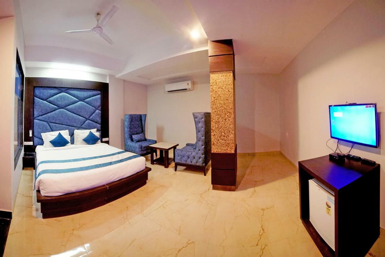 Hotel Crimson Palace Agra  Kültér fotó